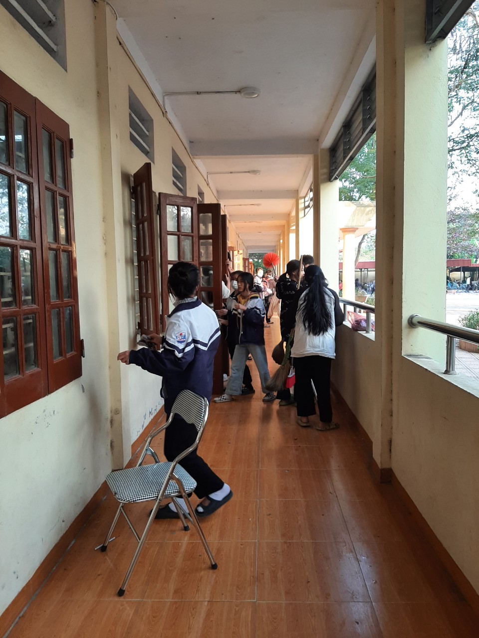 Trường THCS Kim Thư tổng vệ sinh, khử khuẩn vệ sinh môi trường phòng chống dịch bệnh