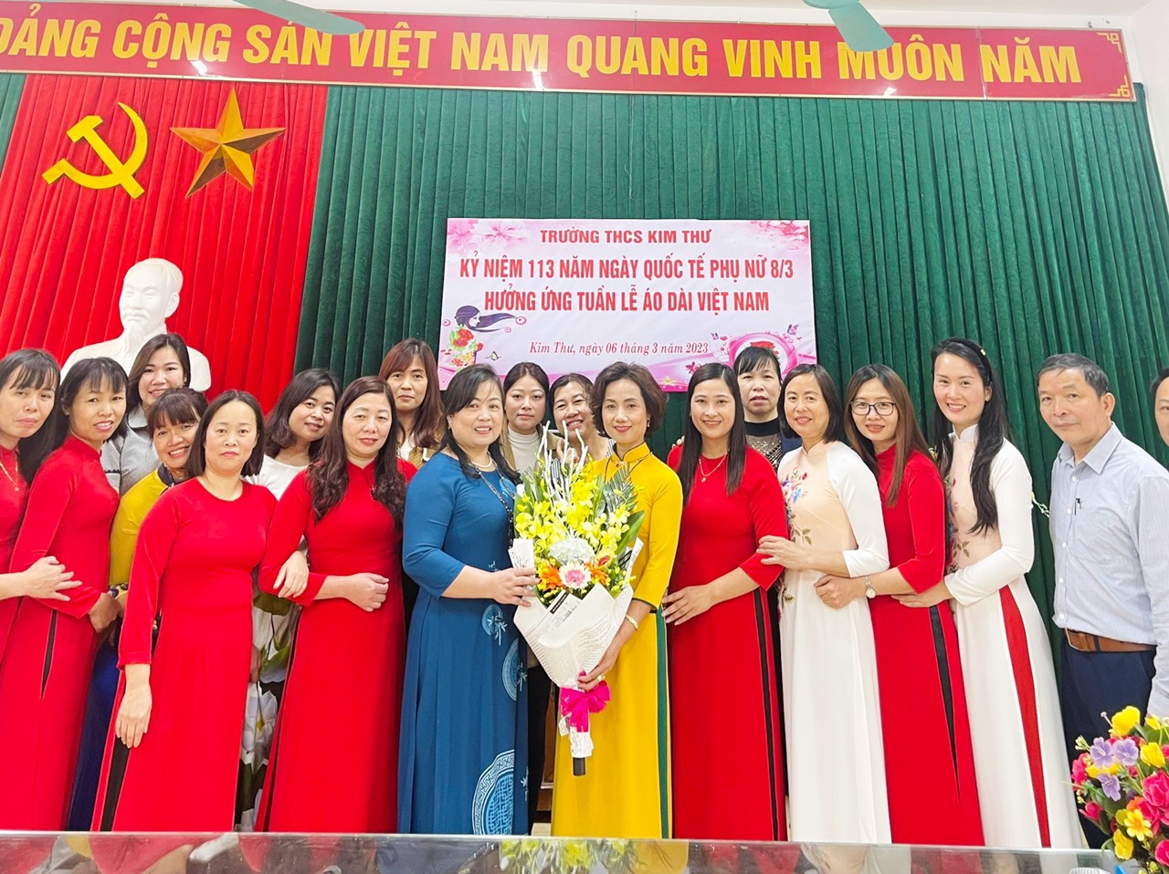 CB, GV, NV trường THCS Kim Thư hưởng ứng tuần lễ áo dài và ngày Quốc tế phụ nữ 8/3