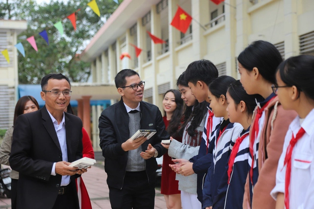 Dự án "Góp một cuốn sách" đã đến với thầy và trò trường THCS Kim Thư