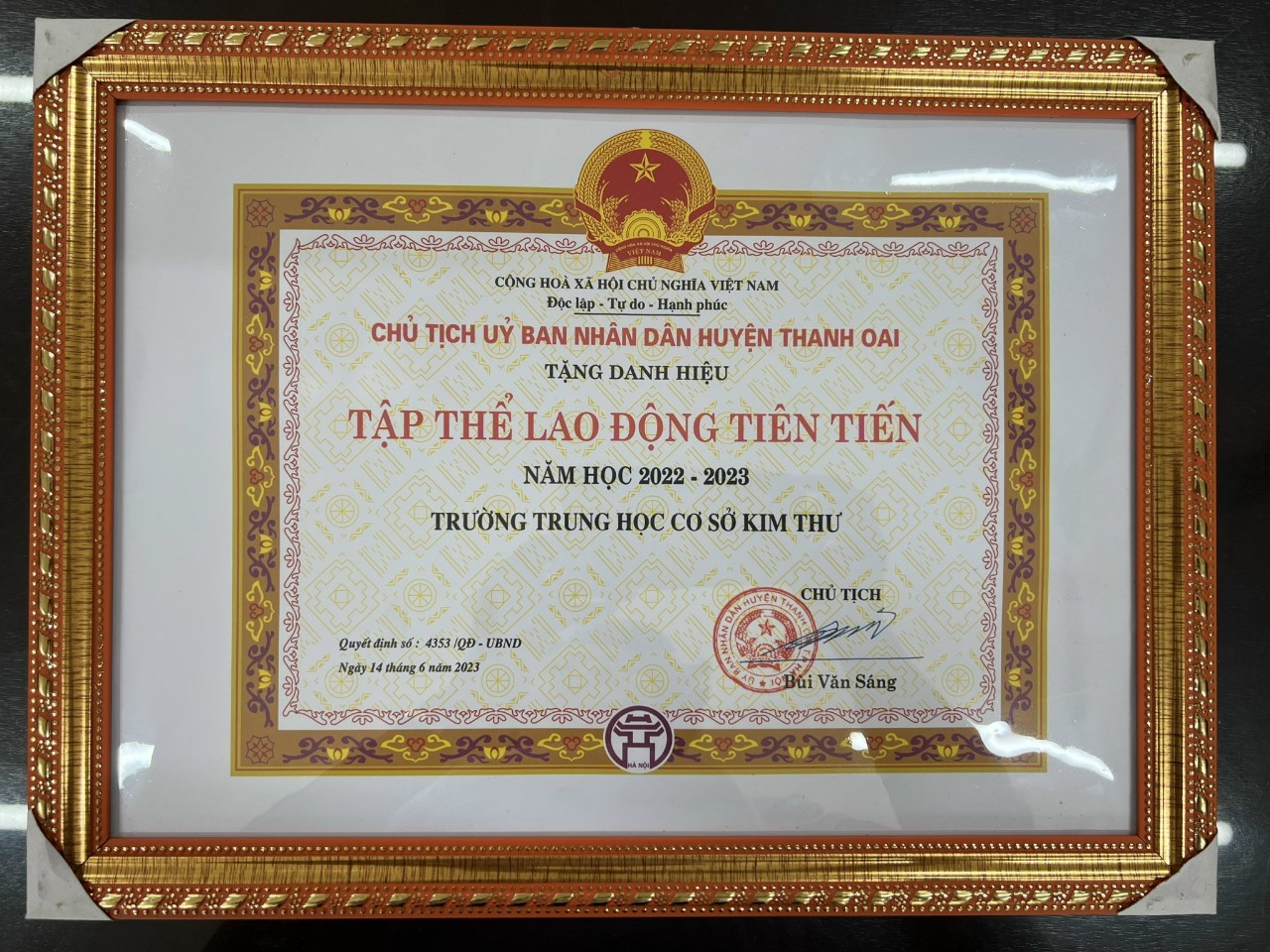 Trường THCS Kim Thư vinh dự được nhận danh hiệu Tập thể lao động tiên tiến năm học 2022 - 2023