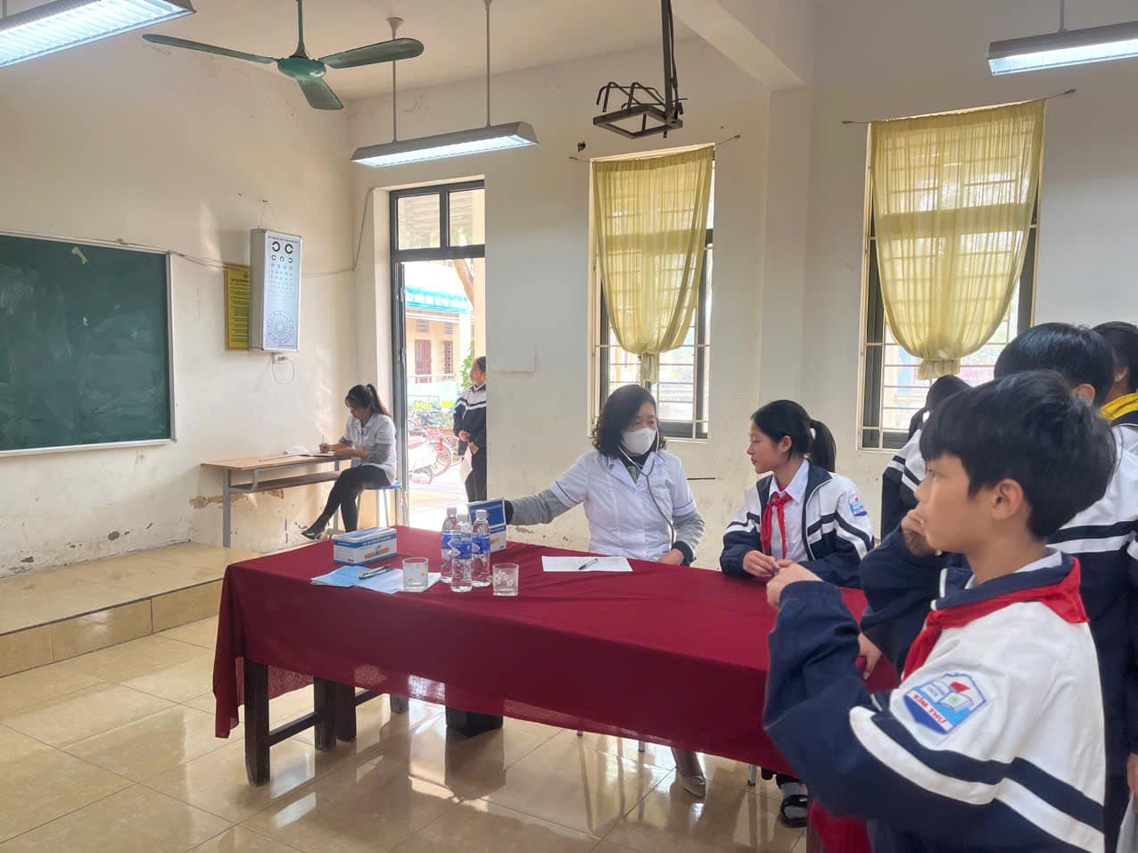 Khám sức khỏe cho học sinh toàn trường