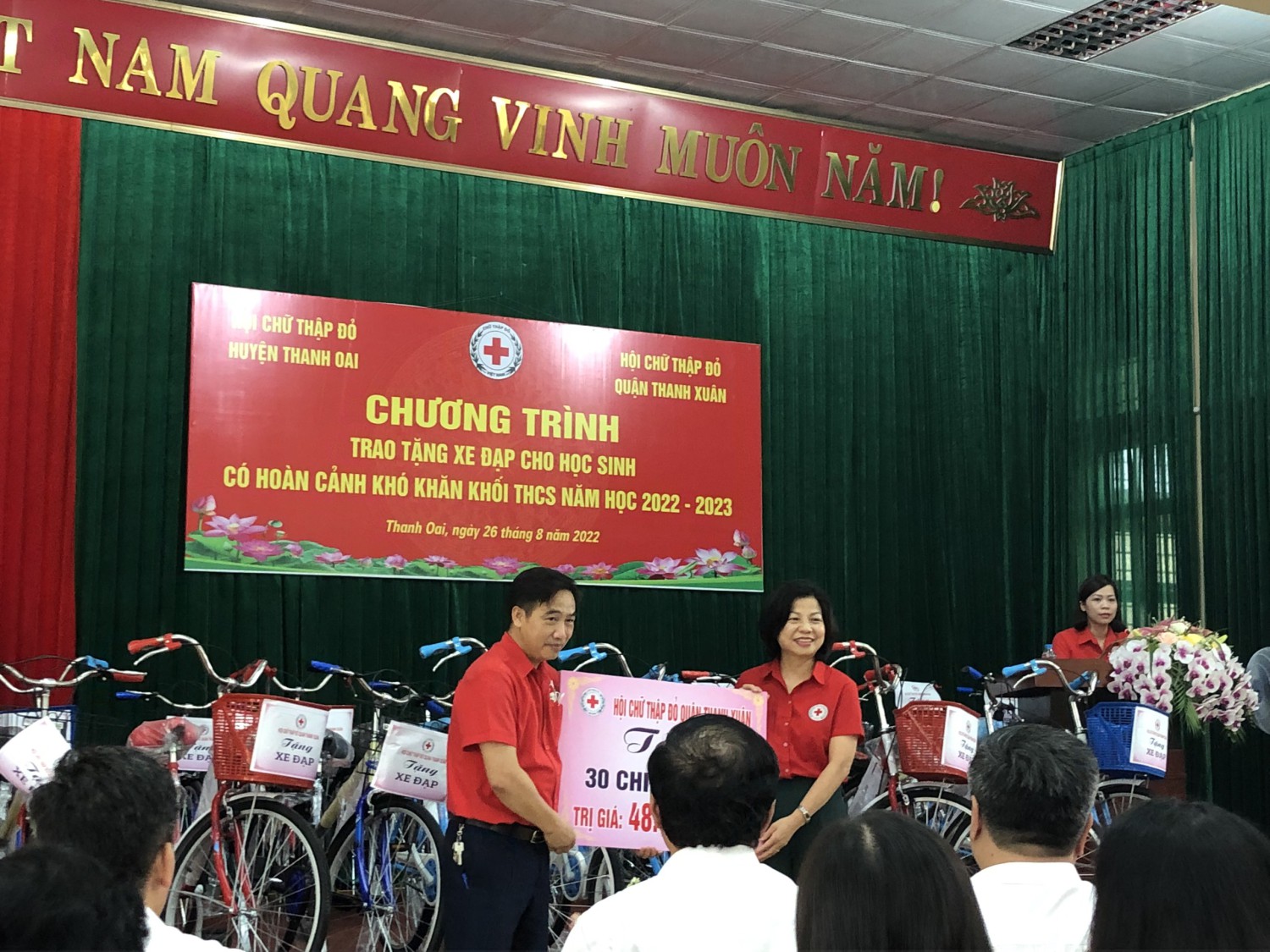 Trao quà cho học sinh có hoàn cảnh khó khăn