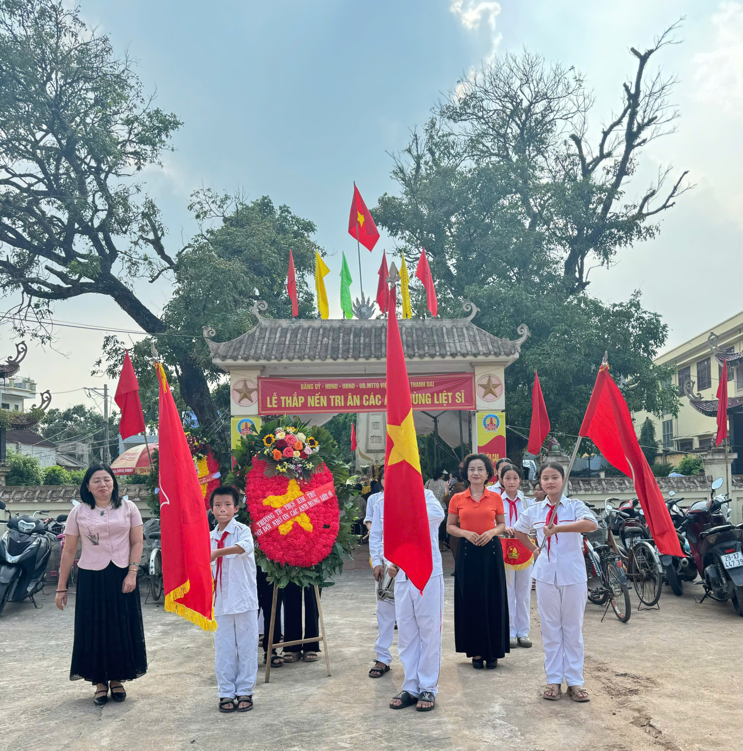 Thắp nến tri ân các anh hùng liệt sỹ tại nghĩa trang Kim Thư